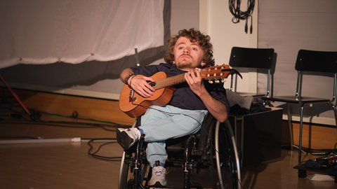 24 Hebel für die Welt: Leonard Grobien beim Proben  © Patrick Waldmann