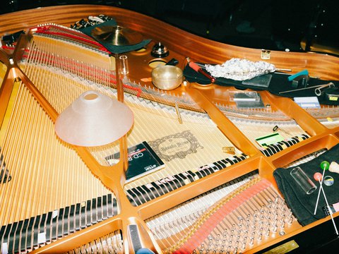 Das präparierte Klavier bei Mittendrin: Wooden Elephant spielt Aphex Twin - © Sophia Hegewald/PODIUM Esslingen