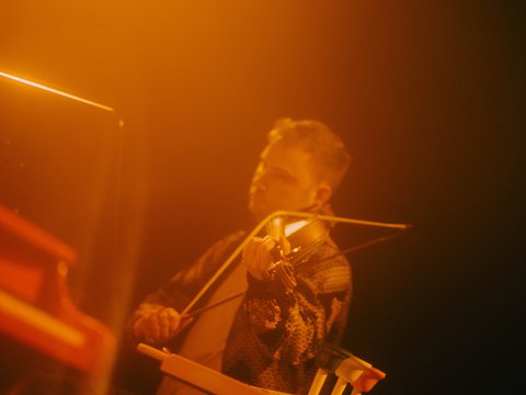 Ian Anderson spielt mit seinem selbst entwickelten Bogen mit losem Bogenhaar - © Sophia Hegewald/PODIUM Esslingen