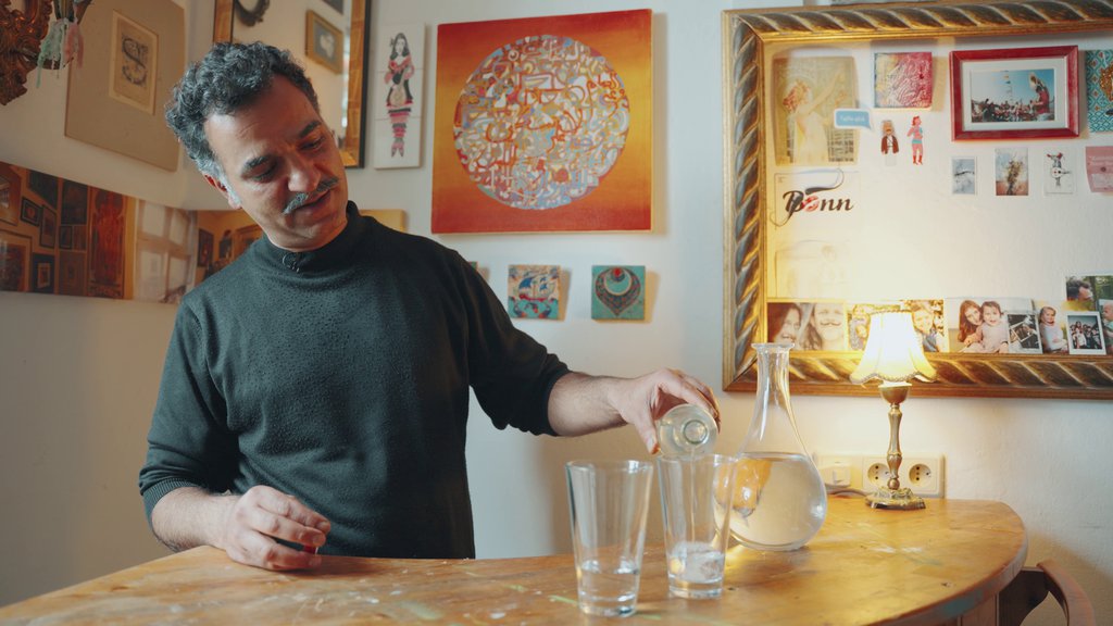 Saman Haddad mit Löwenmilch - © Timo Semmler