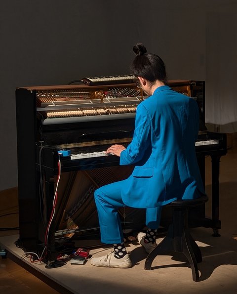 24 Hebel für die Welt: Toni Ming Geiger beim Proben  © Laura Vennes