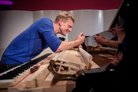 Thomas Lepler, piano technician at Steinway & Sons, working on the intonation of the competition grand piano for the Telekom Beethoven Competition 2023 - © Norbert Ittermann