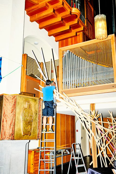 Das Nest unter der Orgel wächst empor. © Patrick Essex